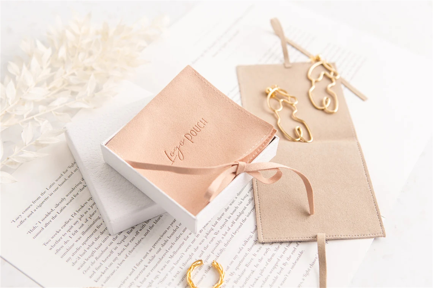 지속 가능한 믹스 앤 매치 색상이 포함된 Chloe J - Wedding Solution 리뷰 및 가격